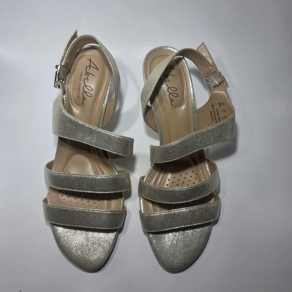 Abella True Comfort Gold Strappy Sandals Women’s Size 9M Open Toe Short Heel